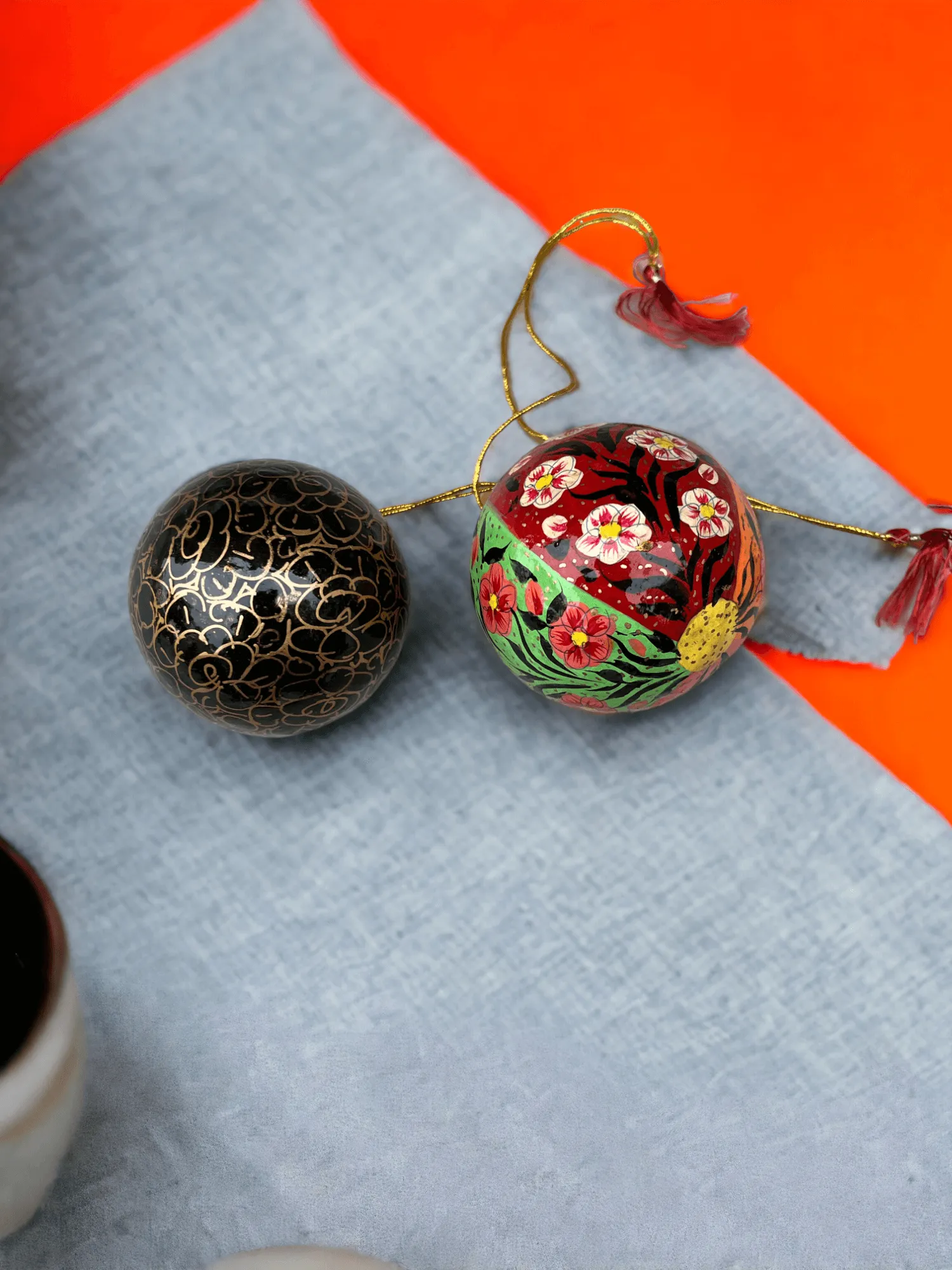 Home Decoration Ornaments Paper Mache Balls , Christmas Gifts , X-Mas Tree Ornaments Hand Painted Colourful Balls