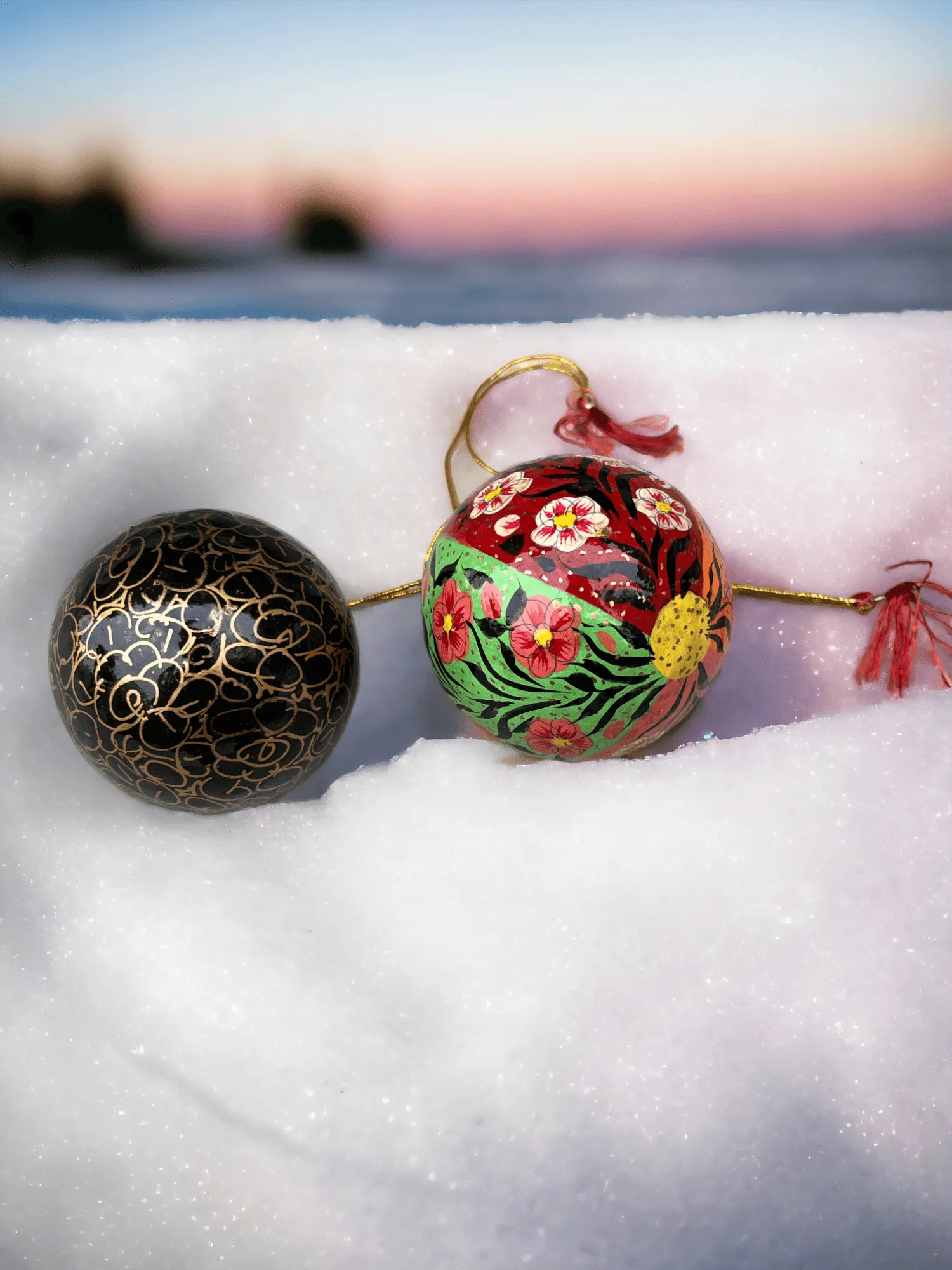 Home Decoration Ornaments Paper Mache Balls , Christmas Gifts , X-Mas Tree Ornaments Hand Painted Colourful Balls