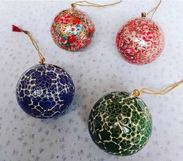 Home Decoration Ornaments Paper Mache Balls , Christmas Gifts , X-Mas Tree Ornaments Hand Painted Colourful Balls